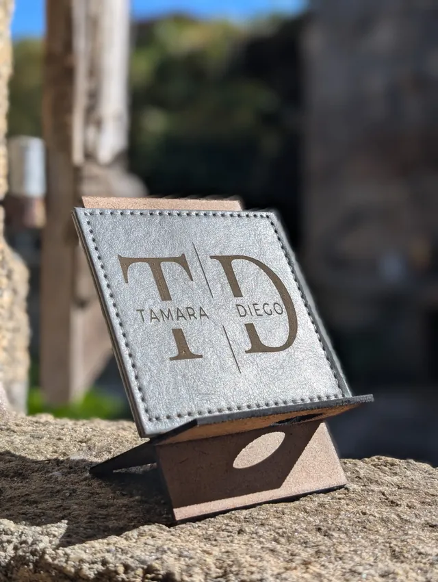 Soporte de madera con placa grabada con las iniciales T y D