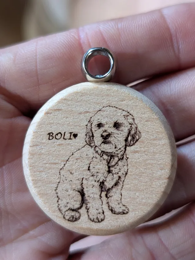 Llavero redondo de madera con el retrato grabado de un perro llamado Boli