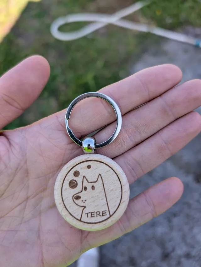 Llavero de madera con una ilustración de perro y el nombre Tere
