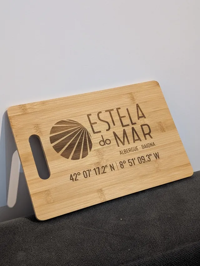 Tabla de bambú grabada con el logotipo Estela do Mar y coordenadas